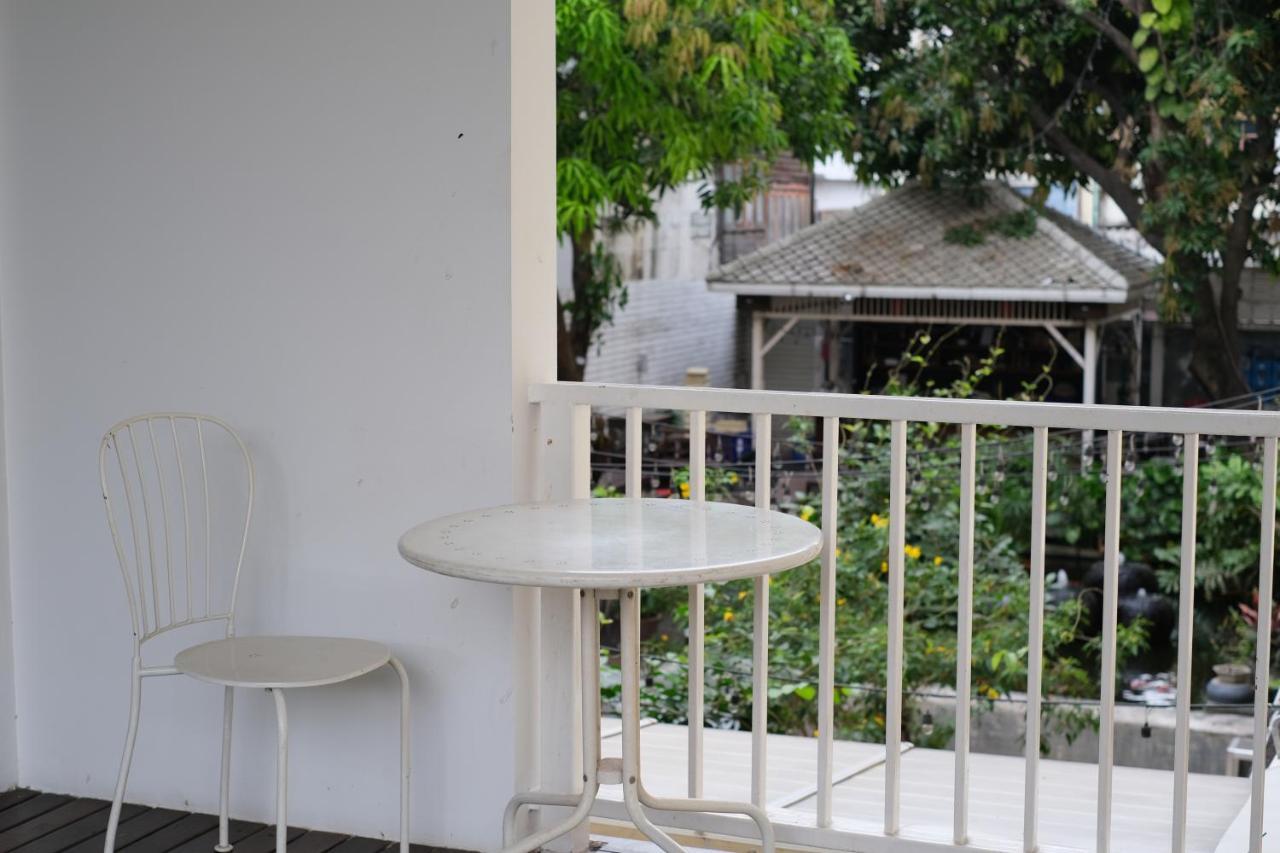 Feung Nakorn Balcony Rooms And Cafe Bangkok Ngoại thất bức ảnh